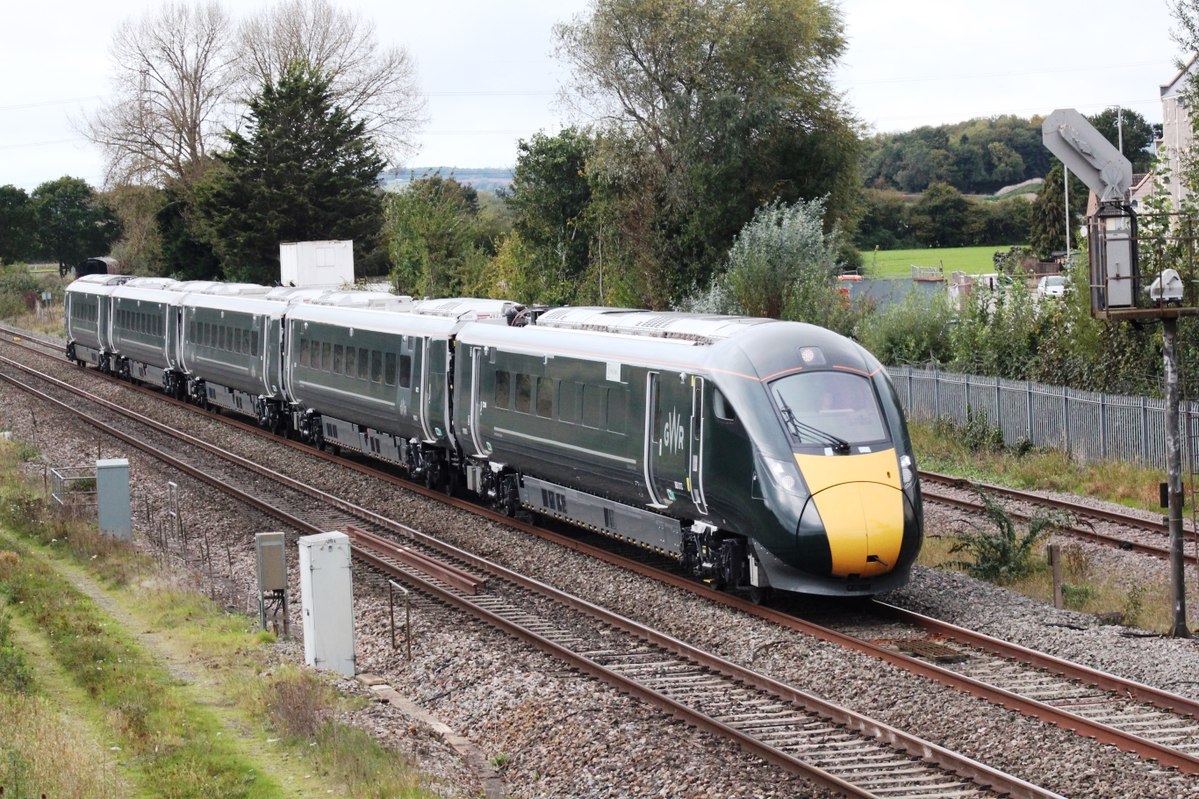 1200px-Norton_Fitzwarren_-_GWR_800013_test_run_from_Exeter