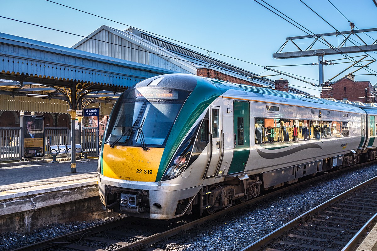 1200px-Train_In_Connolly_Station_-_Dublin_-_panoramio