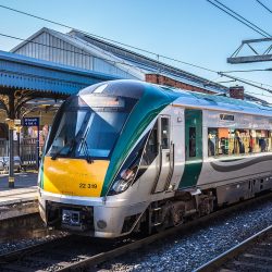 1200px-Train_In_Connolly_Station_-_Dublin_-_panoramio